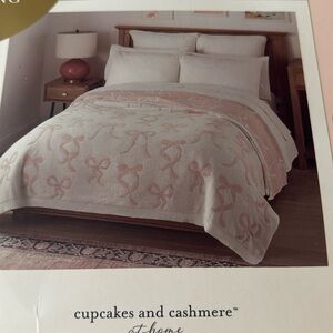 Cupcakes and cashmere pink ribbon/bow, king size reversible, knit blanke